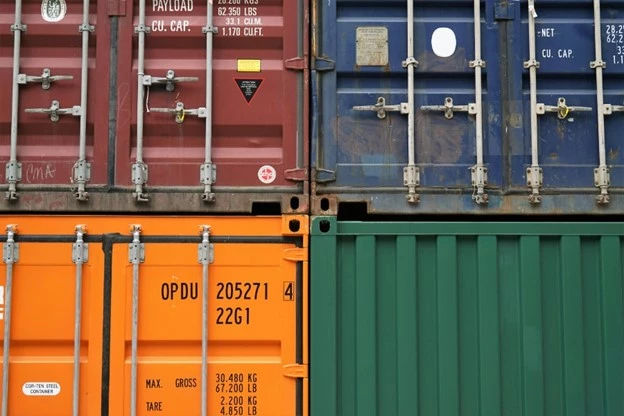 Containrar i olika färger som är staplade på varandra.