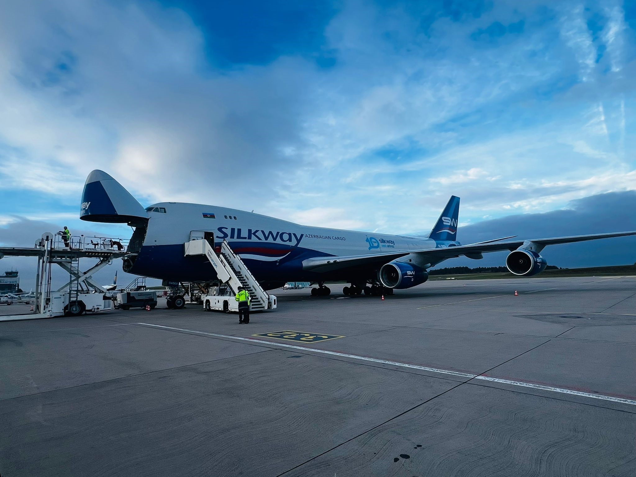 B-Cargo in Action: Oversized Steel Plates Transported via 4 Boeing 747s