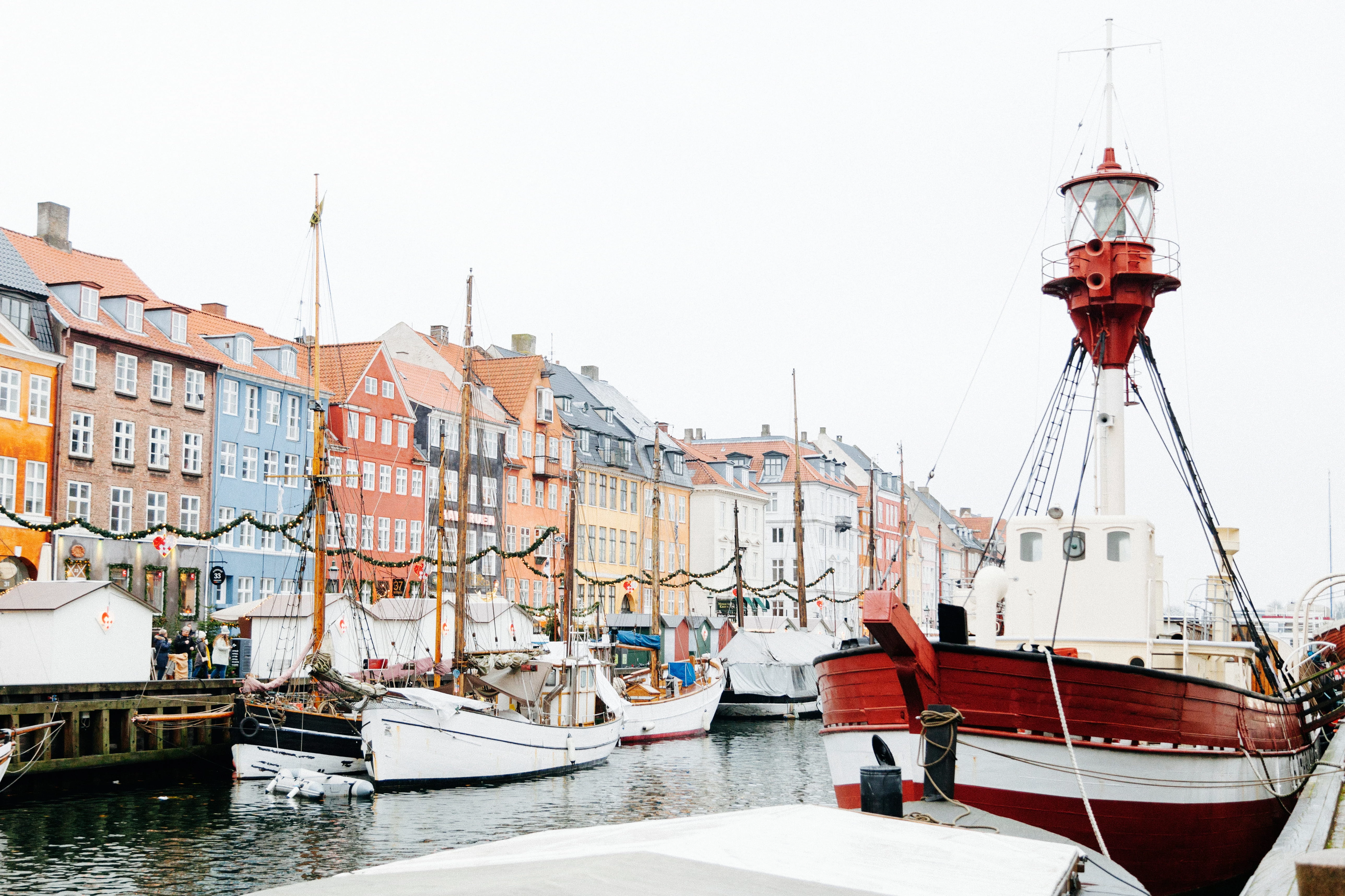 Färgglada hus och båtar i Nyhavn, Köpenhamn.