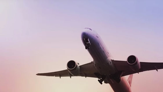 Vilken transportlösning ska du välja? Ja, det beror på flera faktorer, inklusive fraktkostnad, säkerhet och typ av varor som ska transporteras. Transportsektorn genomgår kontinuerlig utveckling och nya lösningar kommer fram som kan förbättra de olika sätten att frakta varor och gods. I den här artikeln berättar vi mer om vilka olika transportmedel som finns, fördelar och nackdelar alternativen har samt vilken frakt som är billigast för just din last.   Vad menas med transporter?