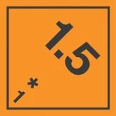 Etikett för farligt gods klass 1.5 med orange bakgrund, svart ram och symbol för explosiva ämnen.